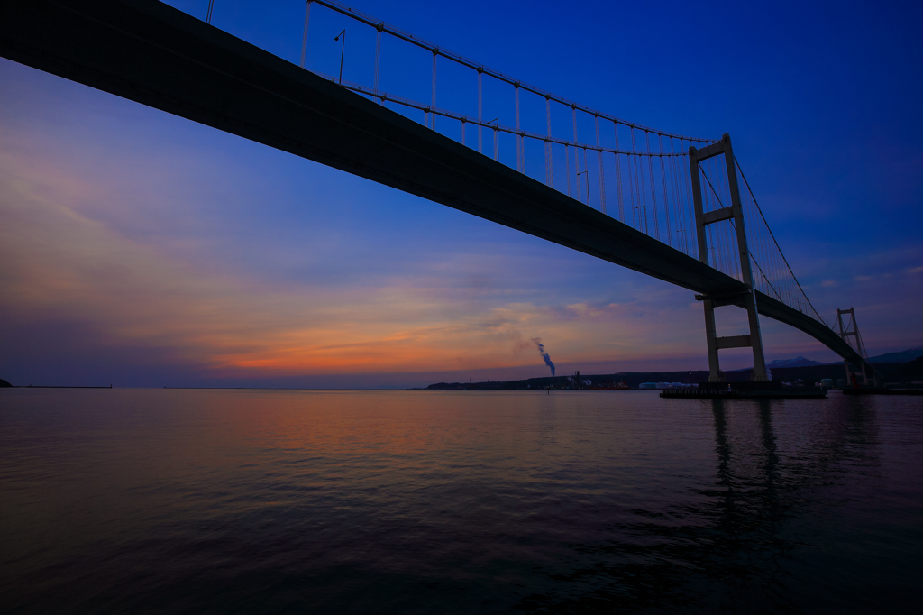 夕陽沈む白鳥大橋