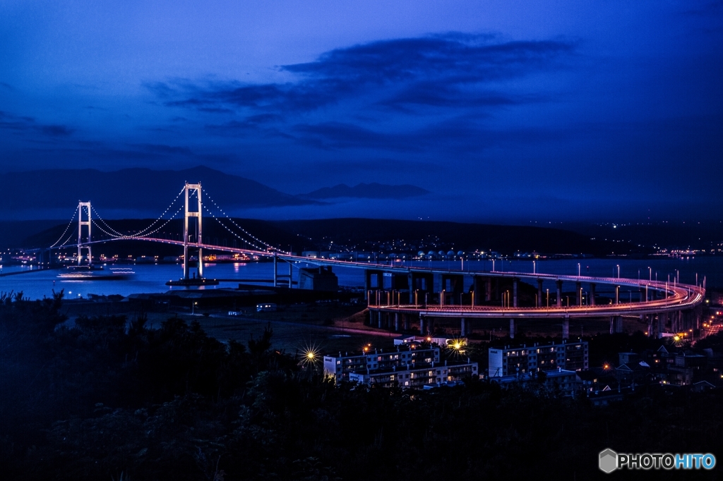 蒼刻に染まる白鳥大橋