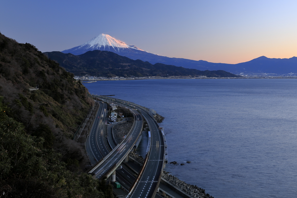 斜光の朝日