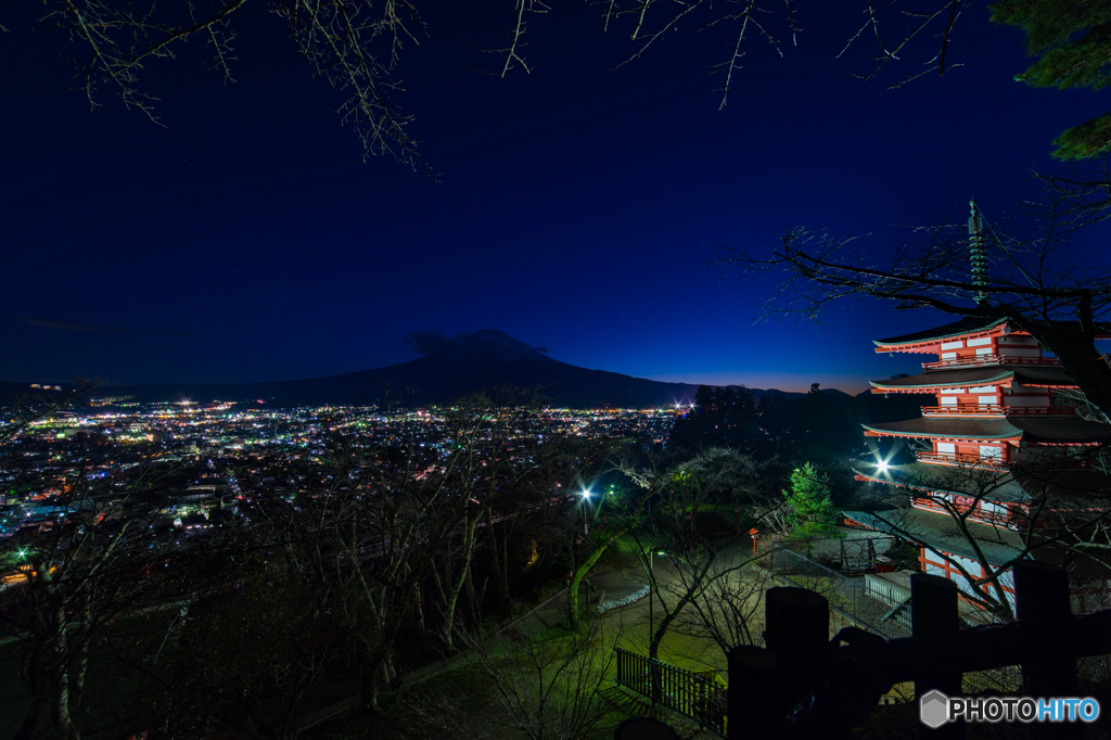 忠霊塔と富士　夜景ver