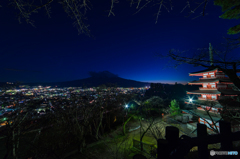 忠霊塔と富士　夜景ver