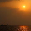 夕日と船