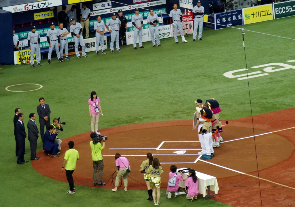 オリックスバファローズＶＳ阪神タイガース　270614　表彰されるディクソン投手
