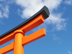 伏見稲荷大社　鳥居は大きい