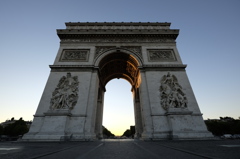 パリ　凱旋門　夜明け前