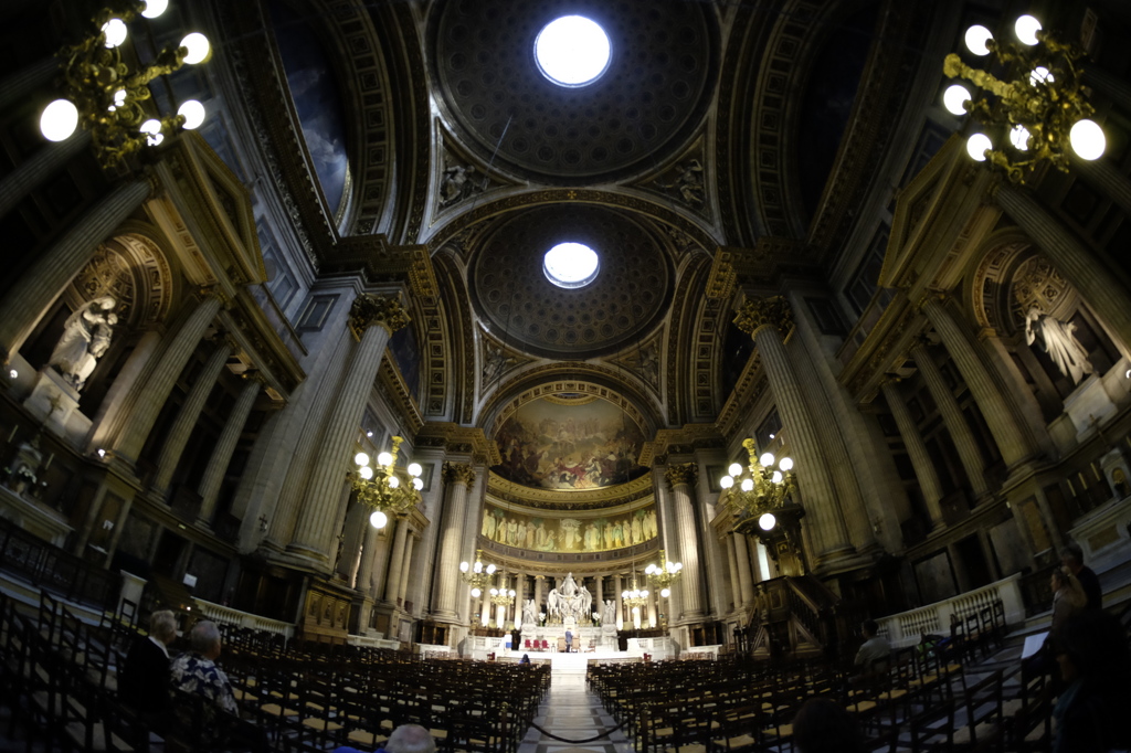パリ　マドレーヌ寺院　内部広角で