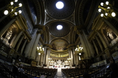 パリ　マドレーヌ寺院　内部広角で