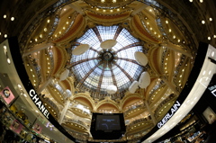 パリ　ギャラリー・ラファイエット　アーケード　広角レンズで