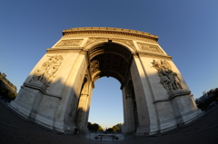 パリ　凱旋門　やっと太陽が