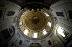 パリ　ノートルダム・ドゥ・ラソンプション教会内部　広角レンズ