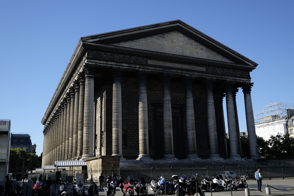 パリ　マドレーヌ寺院　背面斜めから