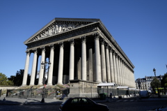 パリ　マドレーヌ寺院　斜め右前から