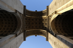 パリ　凱旋門　真下から