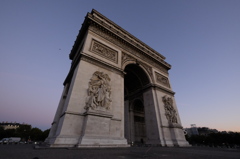 パリ　凱旋門　夜明け前
