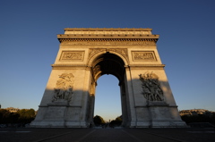 パリ　凱旋門　やっと太陽が