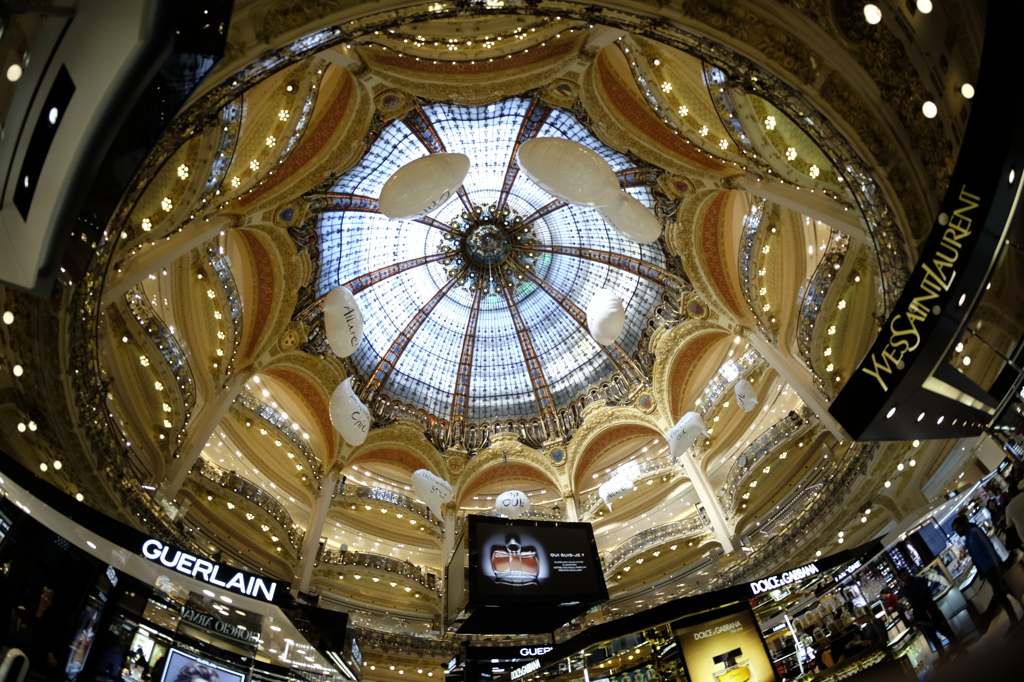 パリ　ギャラリー・ラファイエット　アーケード　広角レンズで