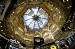 パリ　ギャラリー・ラファイエット　アーケード　広角レンズで