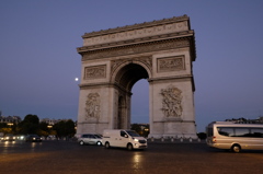 パリ　凱旋門　夜明け前
