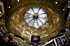 パリ　ギャラリー・ラファイエット　アーケード　広角レンズで