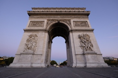 パリ　凱旋門　夜明け前