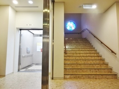 １階、エレベーター・階段