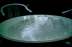 雨に濡れるテーブル