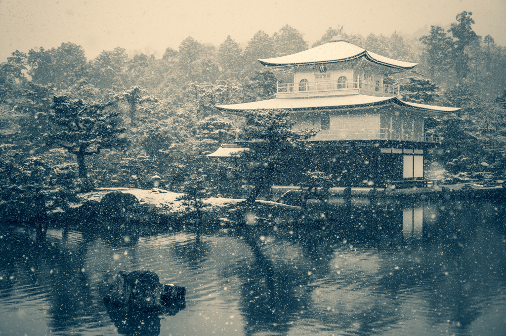薄雪の鹿苑寺