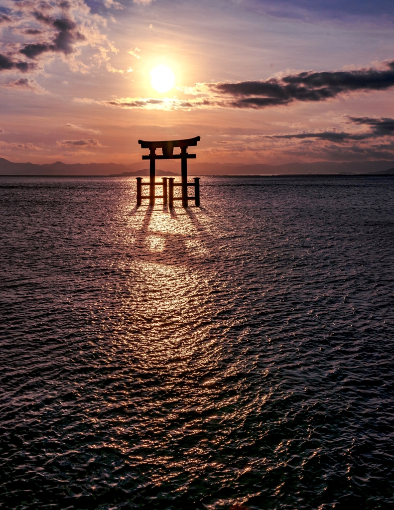 湖中大鳥居