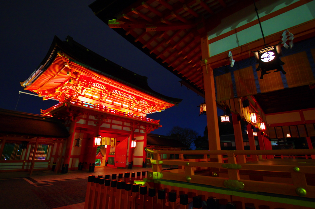 夕刻の楼門・伏見稲荷