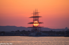 船に重なる夕陽
