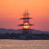 船に重なる夕陽