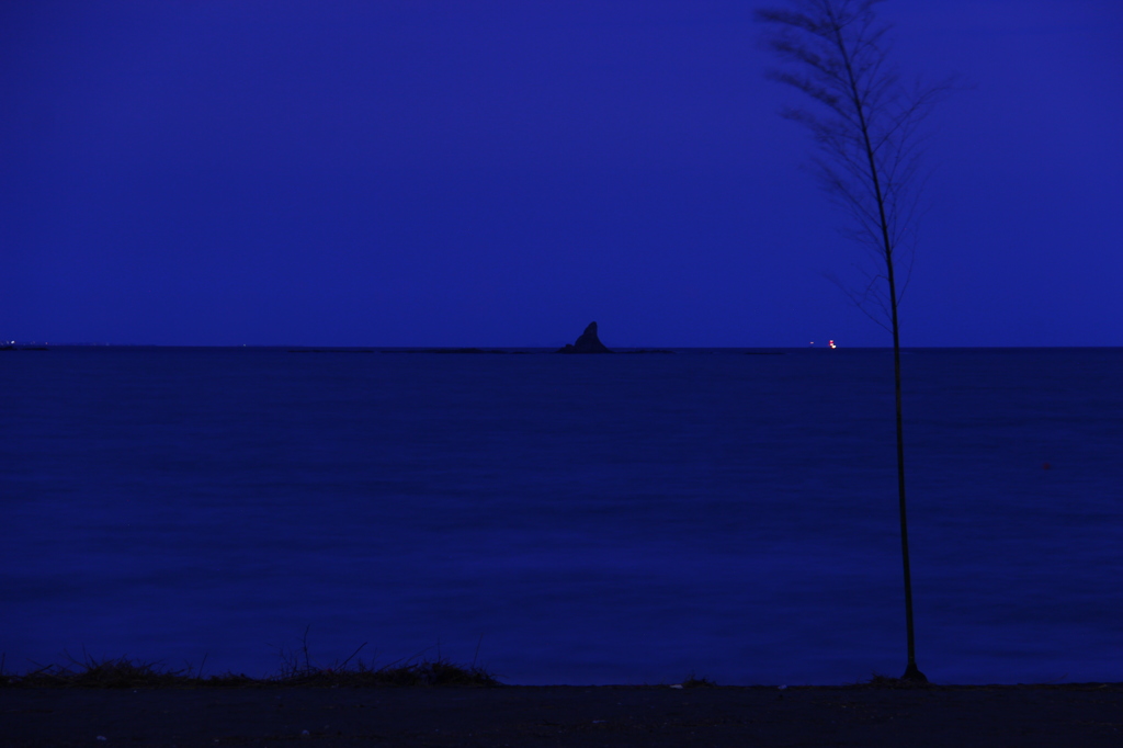 夜の烏帽子岩