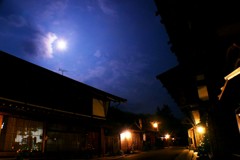 月明かりの下の街