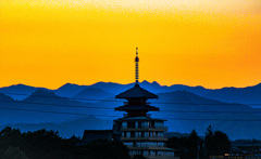 夕景色に映える五重塔