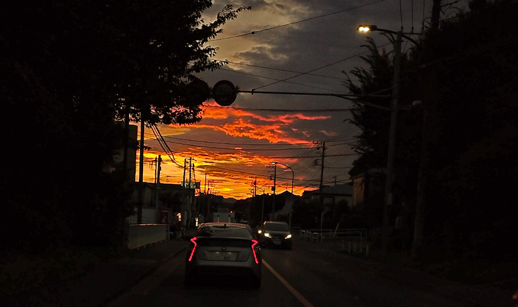 夕暮れの街道