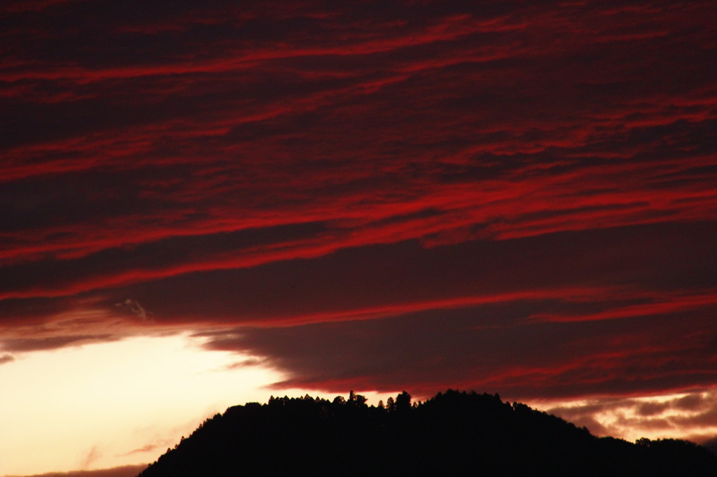 山頂にかかるすじ雲