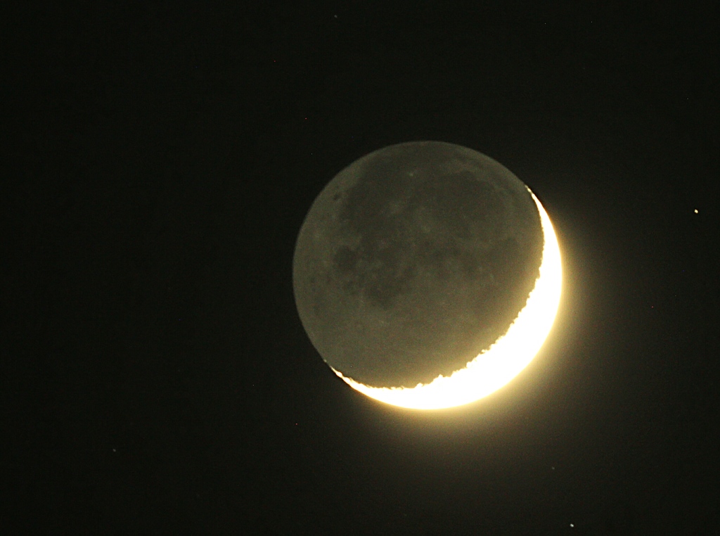 今夜の地球照を撮ってみました。