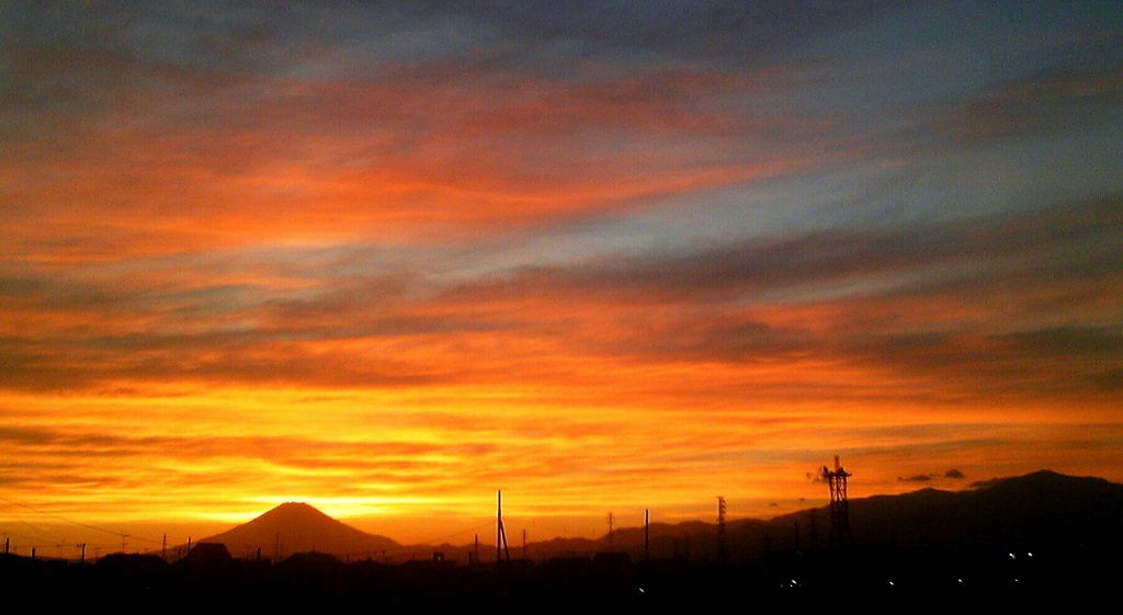 虹色の空と富士山