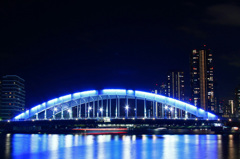 永代橋の夜(屋形舟の光)