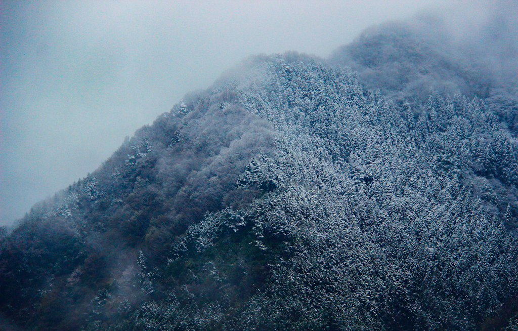 山に雪が積もる