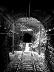 トンネルを抜けるとまたトンネルが