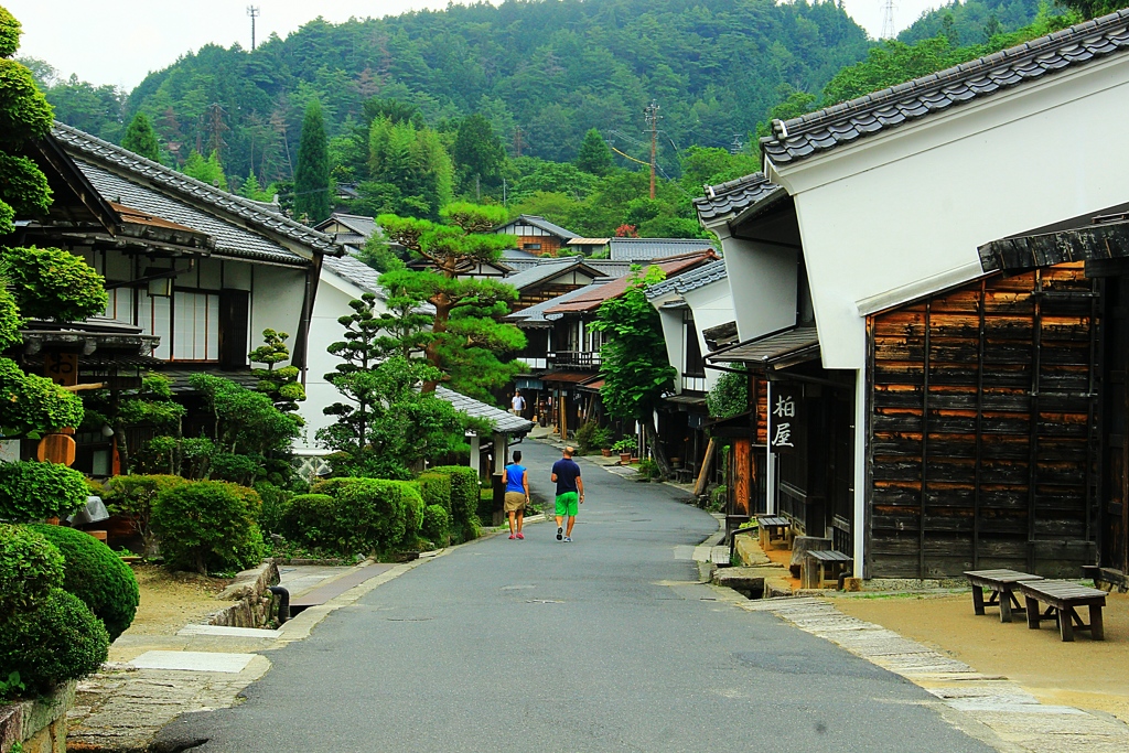 古い街並みと外国人
