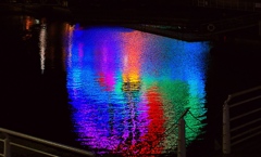 水面に写る色