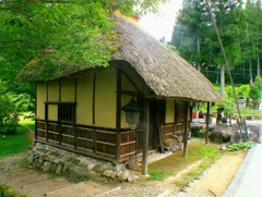 茅葺き屋根の民家