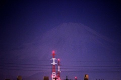 満月の光を浴びた富士山