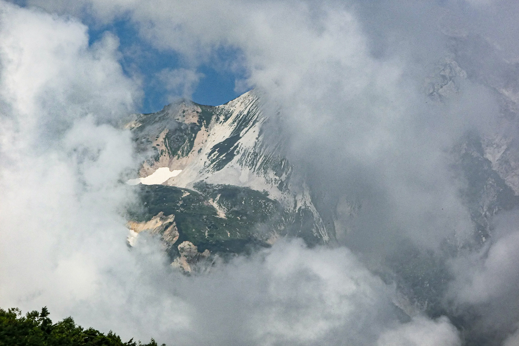 垣間見えた山