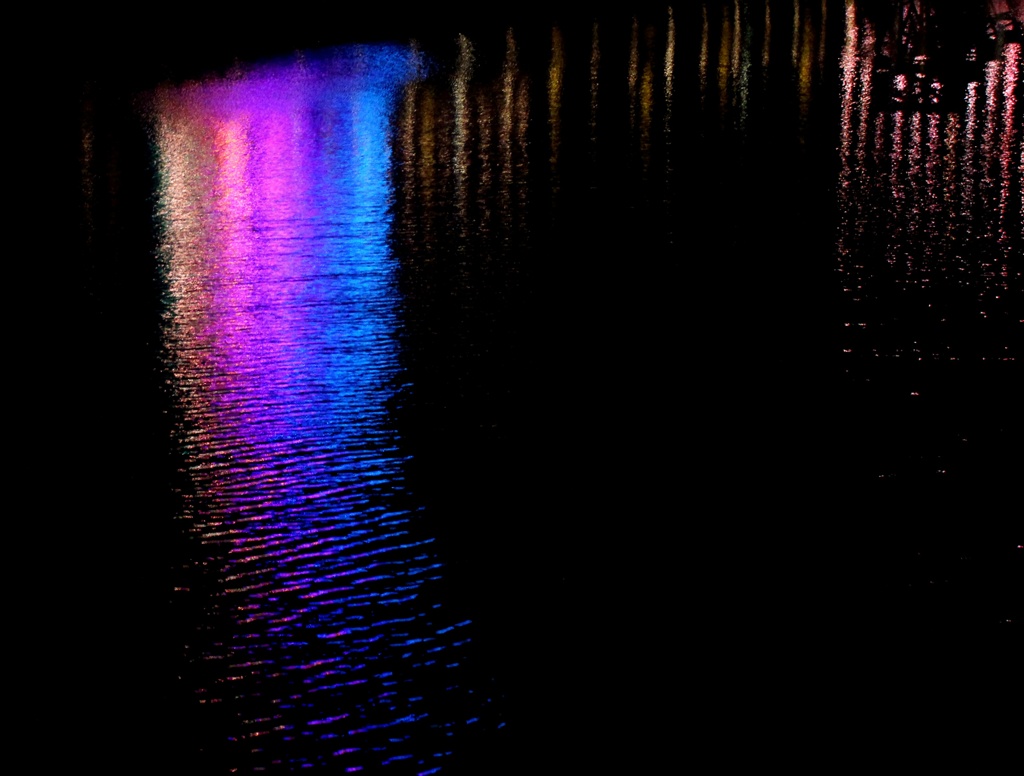 水面に映る夜景
