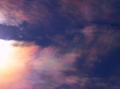 彩雲を横切る