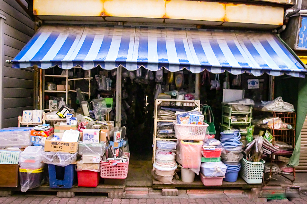 昭和の風景　雑貨屋の店先