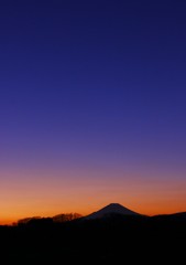 夕闇の帳が降りて